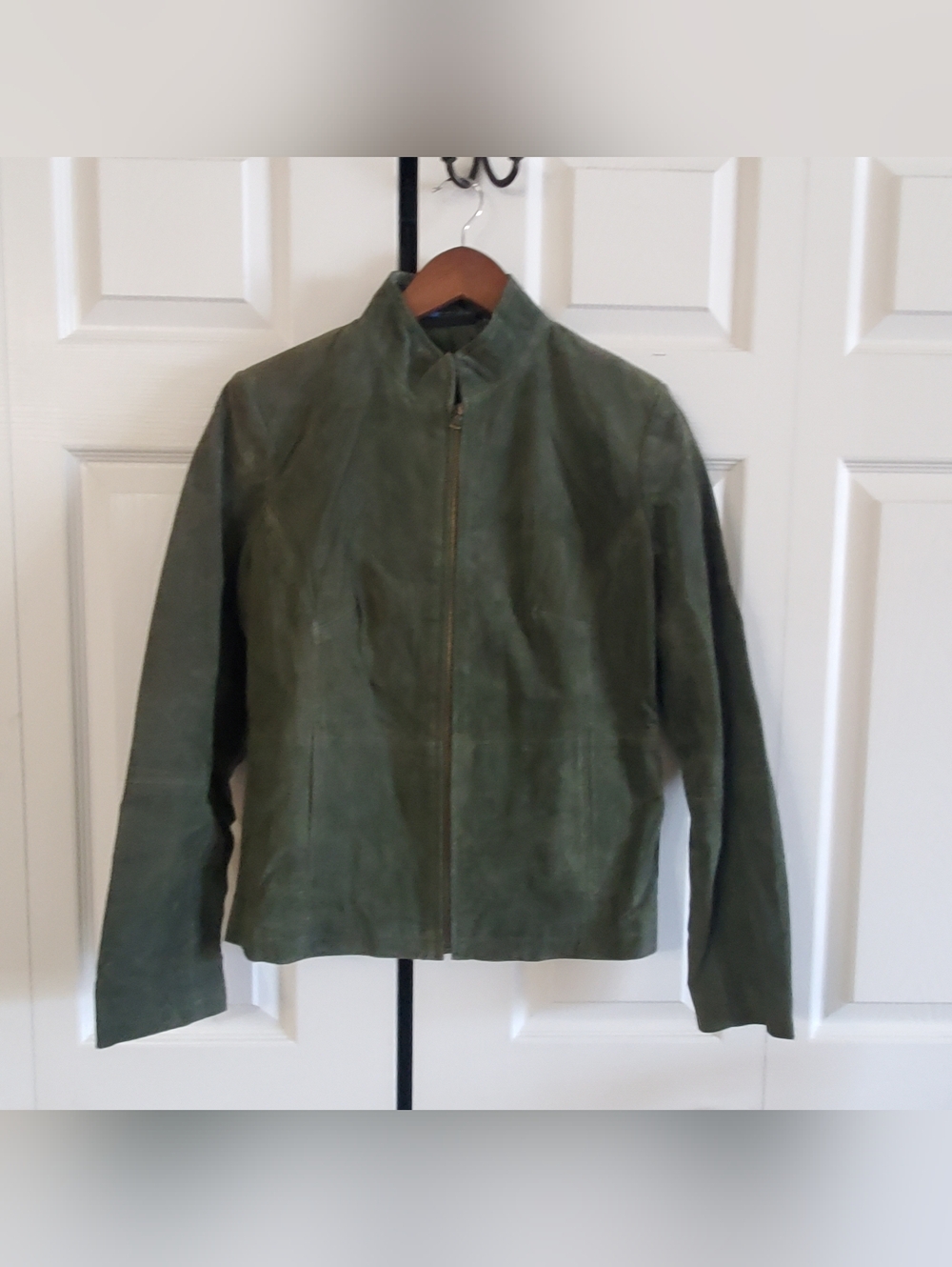 RELATIVITY FOREST GREEN MED LEATHER JACKET. NWT.